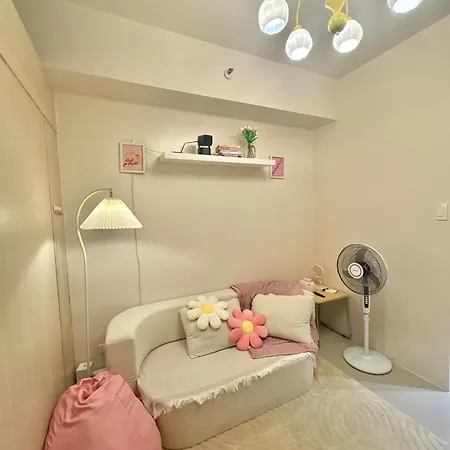 Petite Maison Rose Suite With Balcony At The Grass Residences
